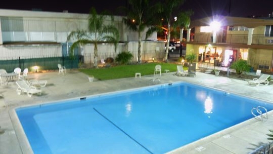 02-87 Arrivee a l'hotel de Merced, chambre avec vue sur piscine